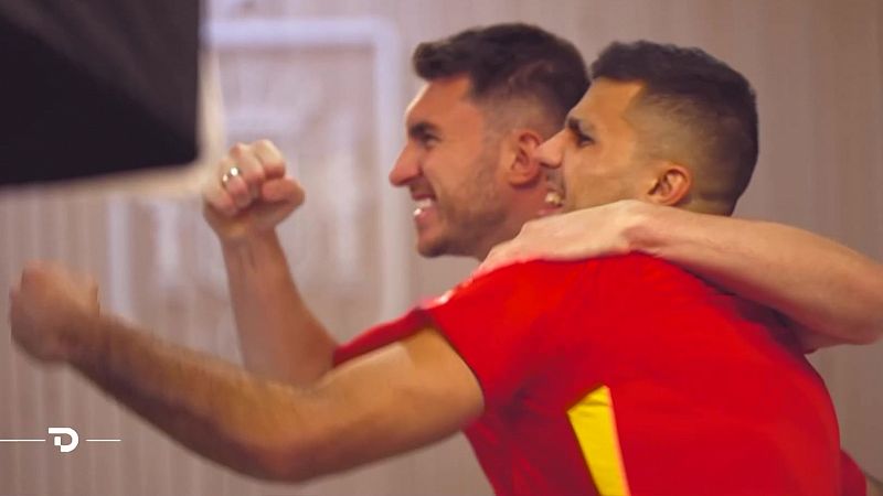 Los jugadores de la selección española de fútbol ya posan con su nueva camiseta