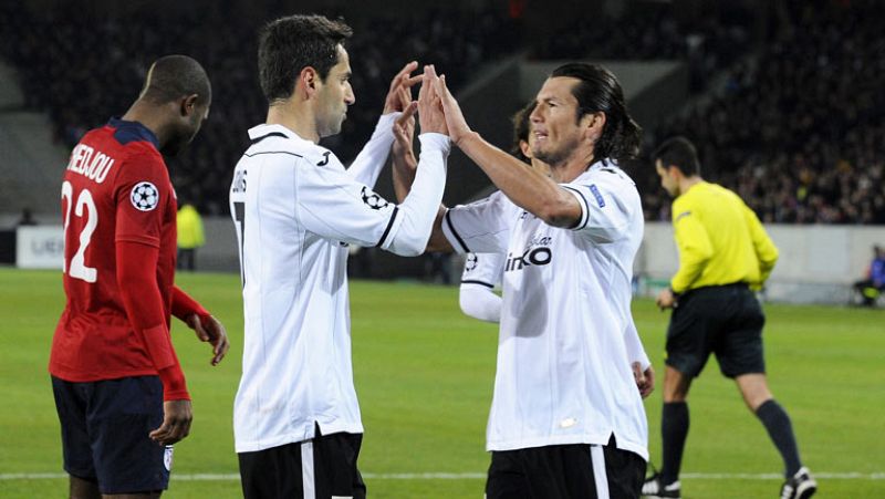 El jugador valencianista Jonas ha adelantado a su equipo ante el Lille en el minuto 35, tras convertir un penalti que le han hecho a él mismo. 