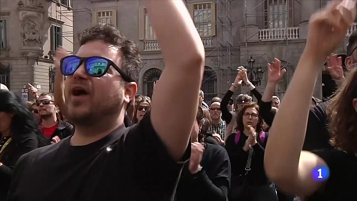 L'Informatiu - Els treballadors de presons es manifesten a la plaça Sant Jaume de Barcelona