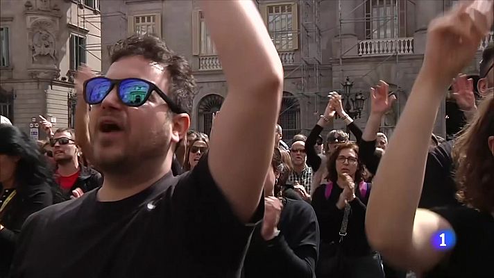 Els treballadors de presons es manifesten a la plaça Sant Jaume de Barcelona