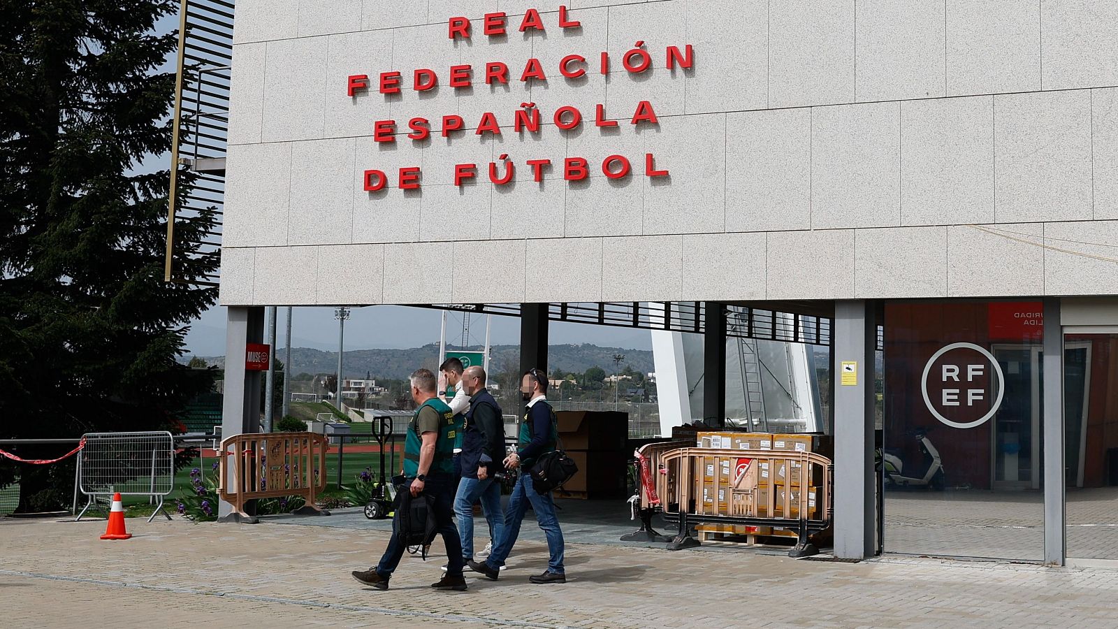 La RFEF aparta a los dos directivos detenidos por la Supercopa