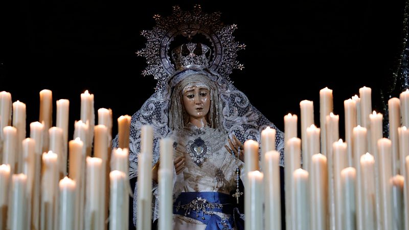 Qu ciudad tiene las procesiones ms espectaculares?: Sevilla y Ferrol pugnan por la mejor Semana Santa