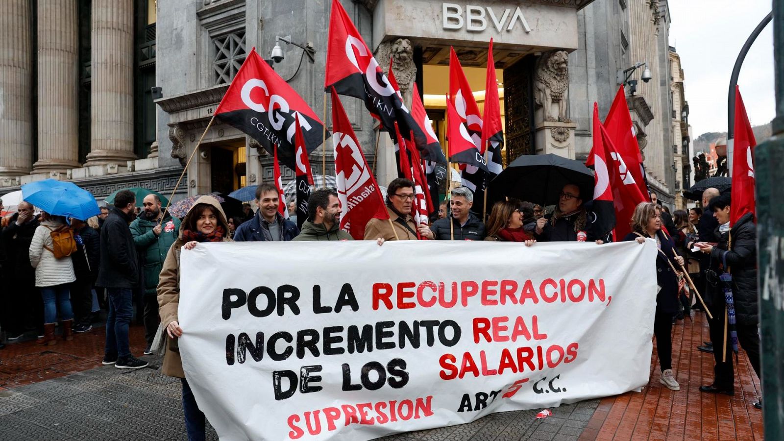 La banca vive su primera jornada de huelga en 40 años tras no alcanzar un acuerdo para una subida salarial - Informativo 24h | Ver