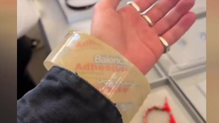 Telediario 1 - Polémica por una pulsera de Balenciaga inspirada en un rollo de celofán, que cuesta 3.000 euros