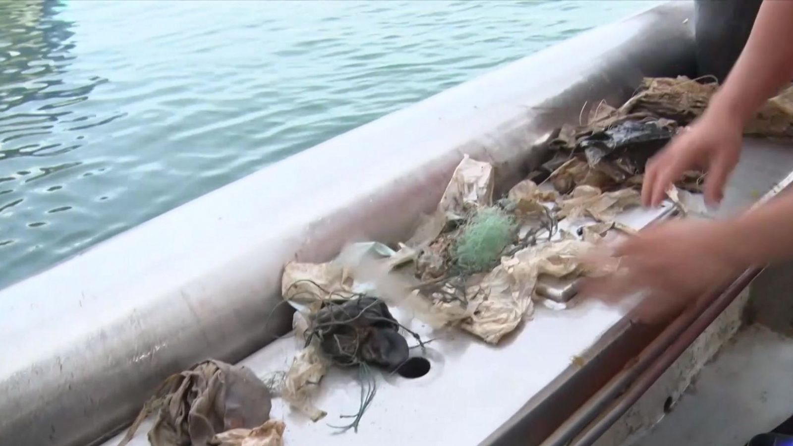 Els pescadors recullen 120.000 litres de brossa del mar