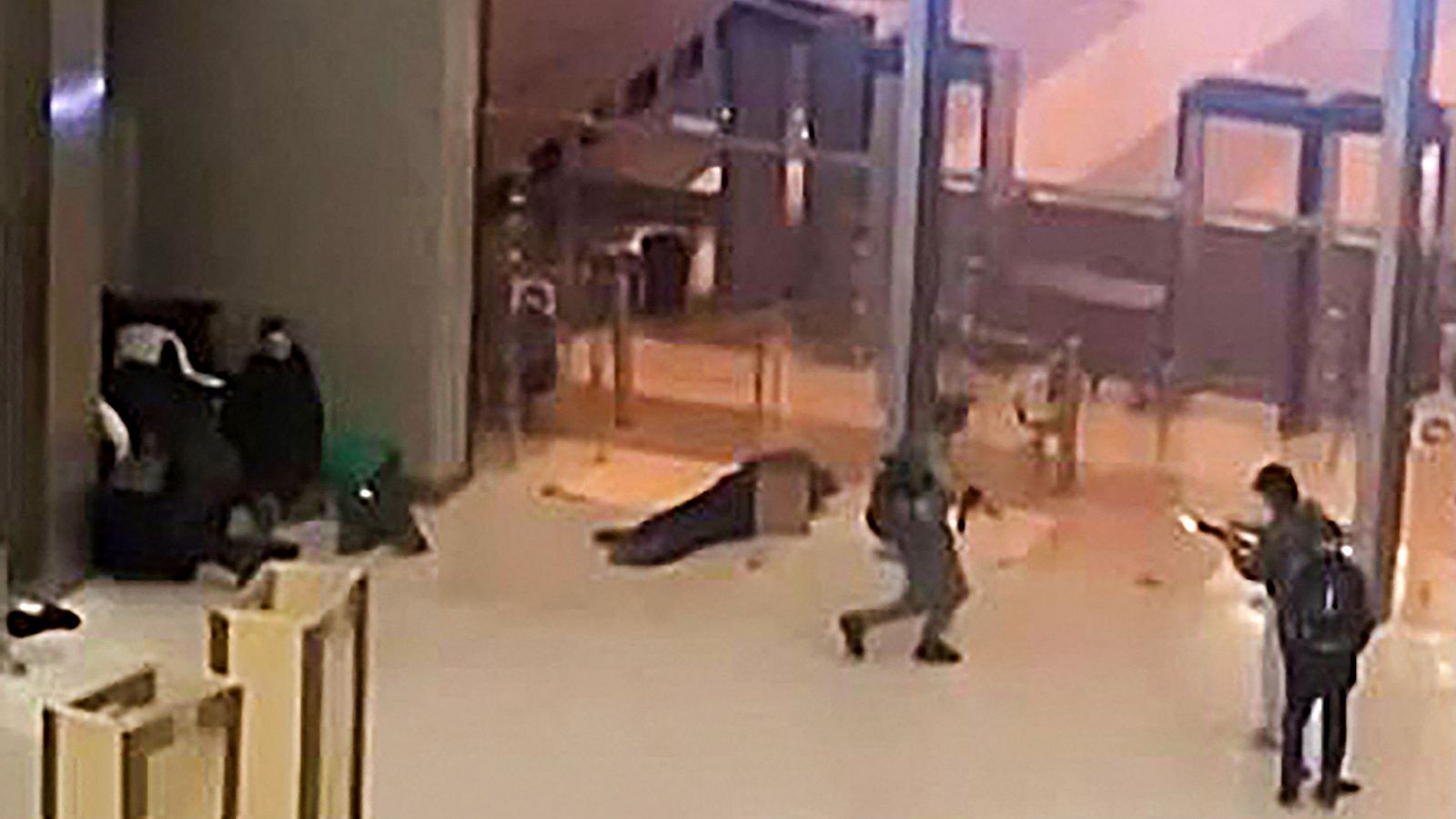 Cuatro terroristas asaltan metralleta en mano la sala Crocus City Hall | Ver