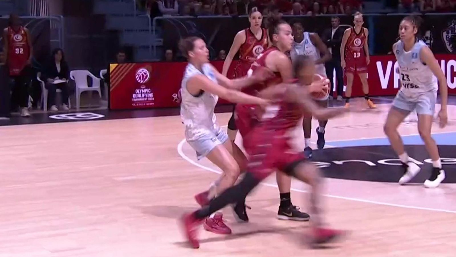 Baloncesto - Copa de La Reina. 2ª Semifinal: Perfumerías Avenida - Casademont Zaragoza - ver ahora