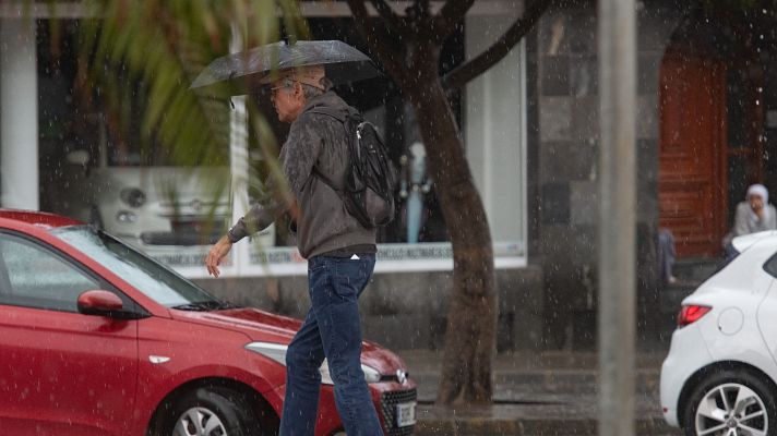 Chubascos localmente fuertes en Canarias y temperaturas en descenso
