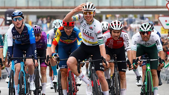 Pogacar gana al sprint en Montjuic en su reinado de la Vuelta