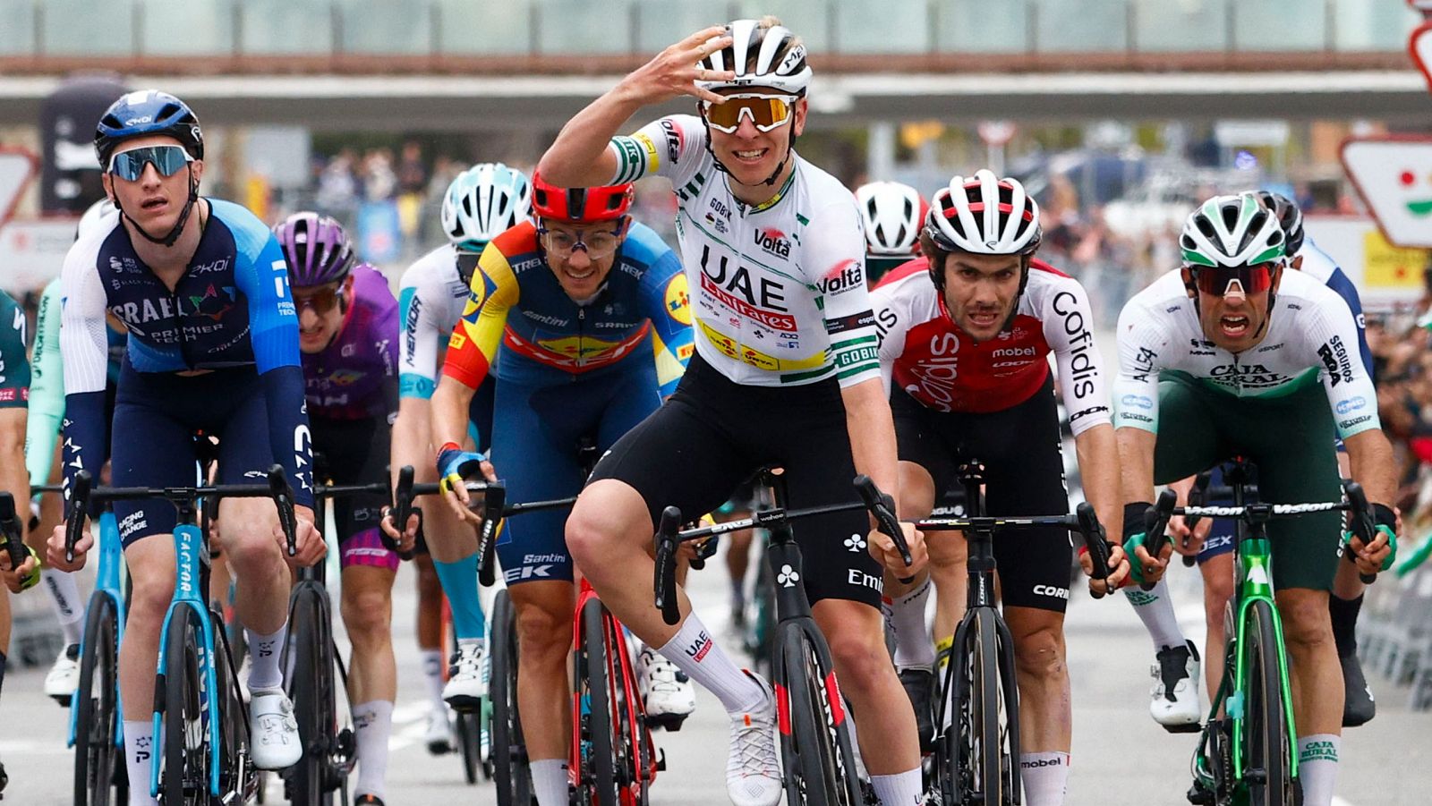 Pogacar gana al sprint en Montjuic en su reinado de la Vuelta