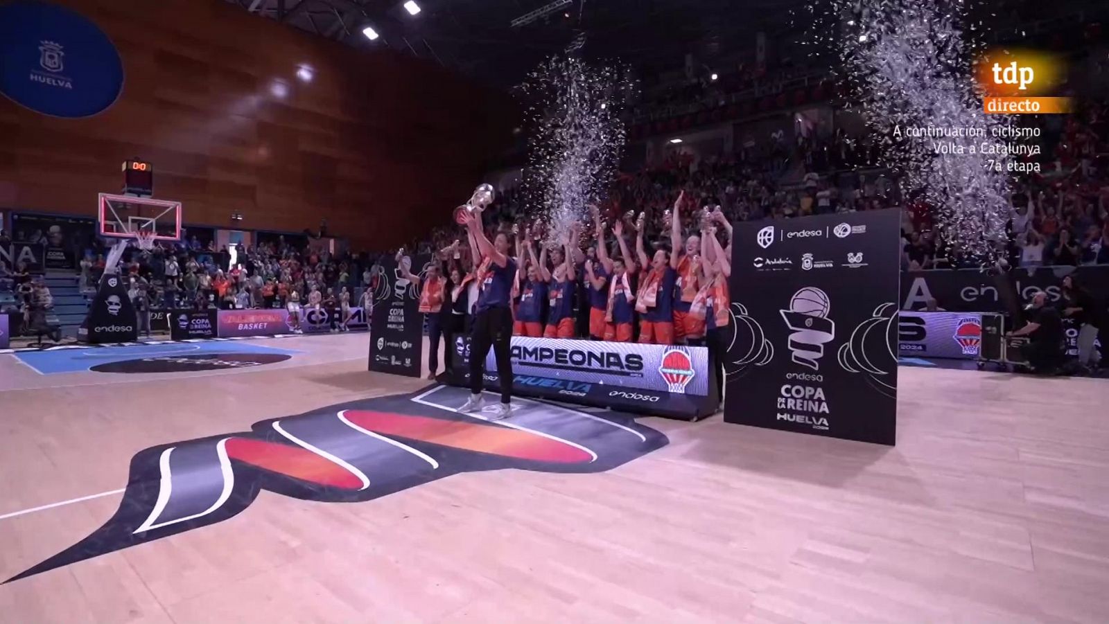 Raquel Carrera levanta la Copa de la Reina ganada por Valencia Basket