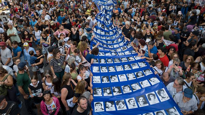 Multitudinaria marcha en Buenos Aires para recordar a las víctimas de la dictadura