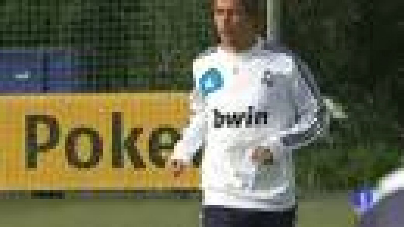 Cerrada la primera fase europea, el Real Madrid se ha entrenado pensando en el partido del sábado en Valladolid. Coentrao, sustituido por un tirón muscular contra el Ajax, sólo ha hecho carrera continua mientras que Essien ya se ha ejercitado con el