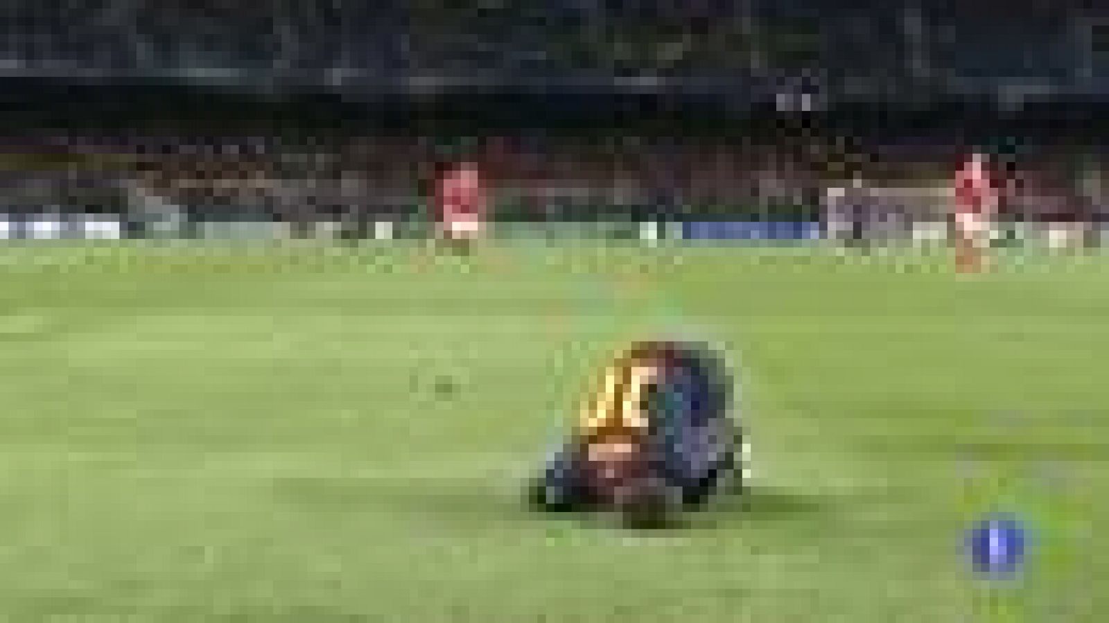 Messi dejó en vilo al Camp Nou en el partido de Champions ante el Benfica cuando fue evacuado del césped en camilla con gestos de dolor tras un choque con el portero luso. Afortunadamente todo quedó en un susto: una simple contusión en su rodilla izq