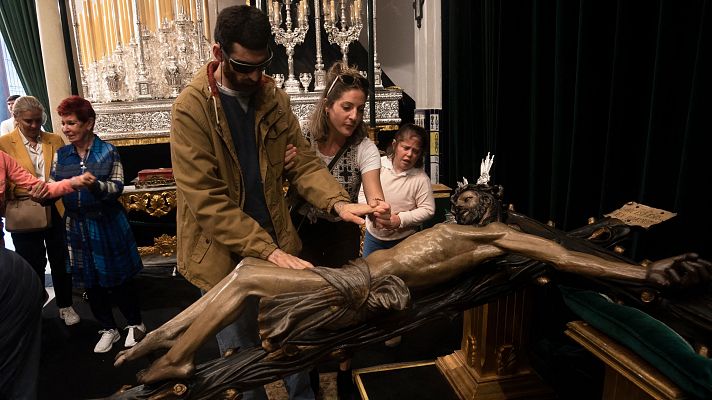 Los ciegos 'ven' con sus manos al Crucificado de la Vera Cruz en Sevilla