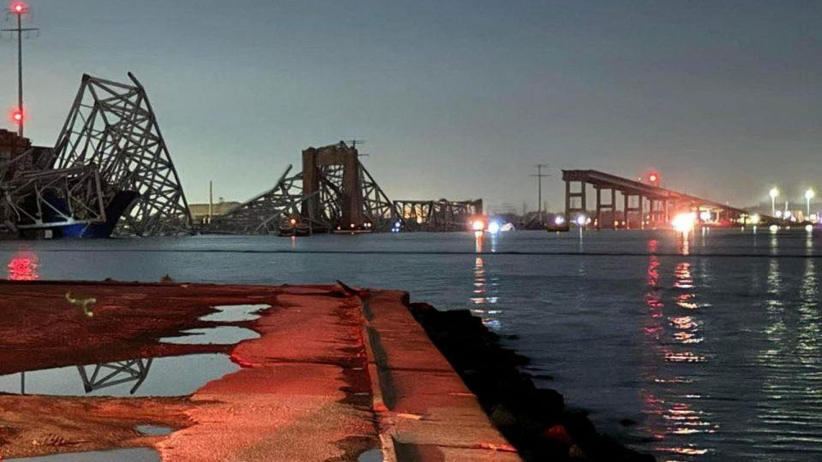 Un barco choca contra un puente en Baltimore y lo derriba parcialmente