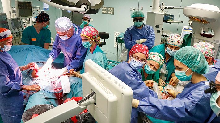 El Hospital Universitario La Fe de Valencia extirpa con éxito el primer tumor a una bebé antes de nacer