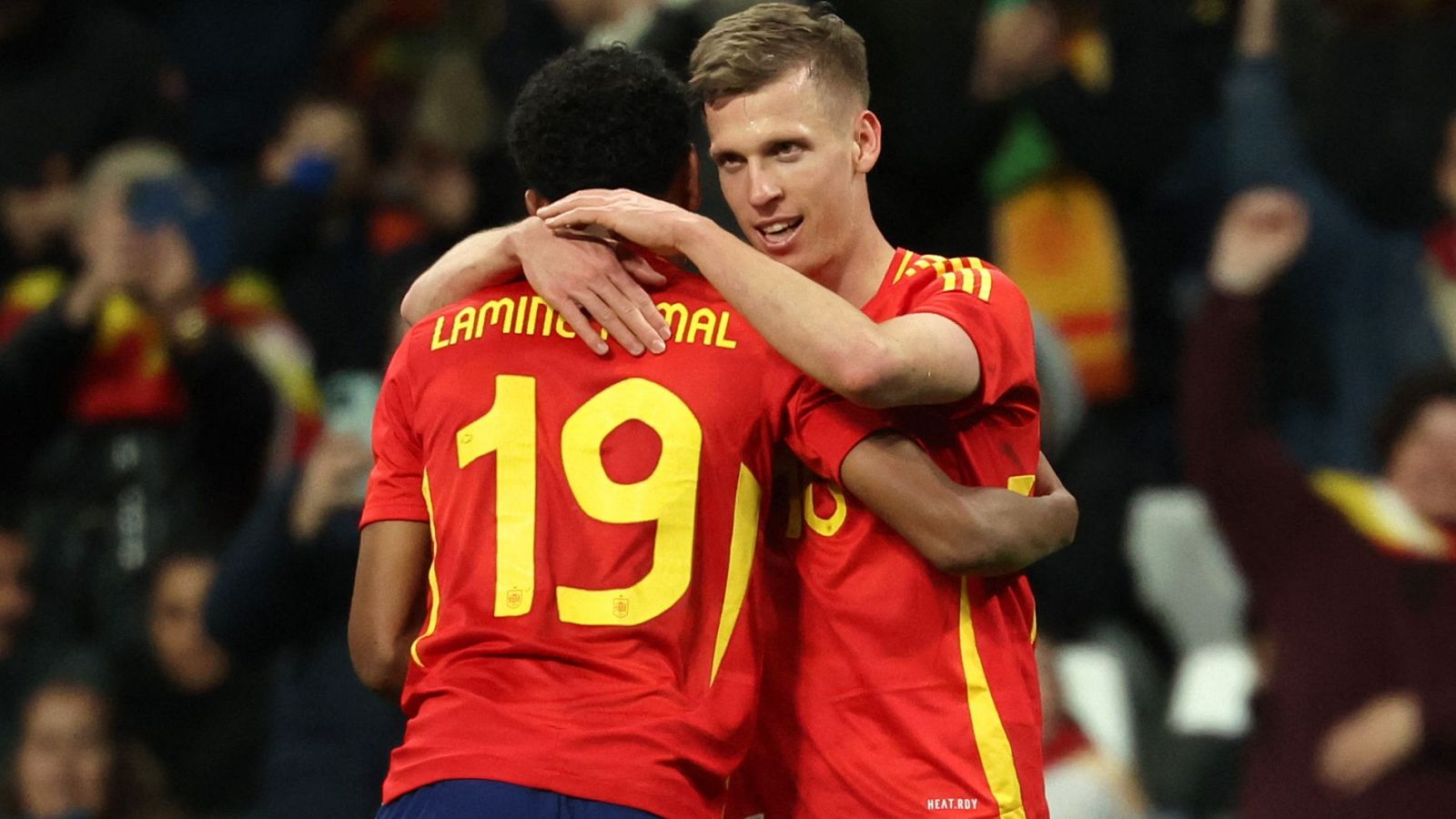 Dani Olmo baila con la defensa brasileña para marcar el segundo de España contra Brasil