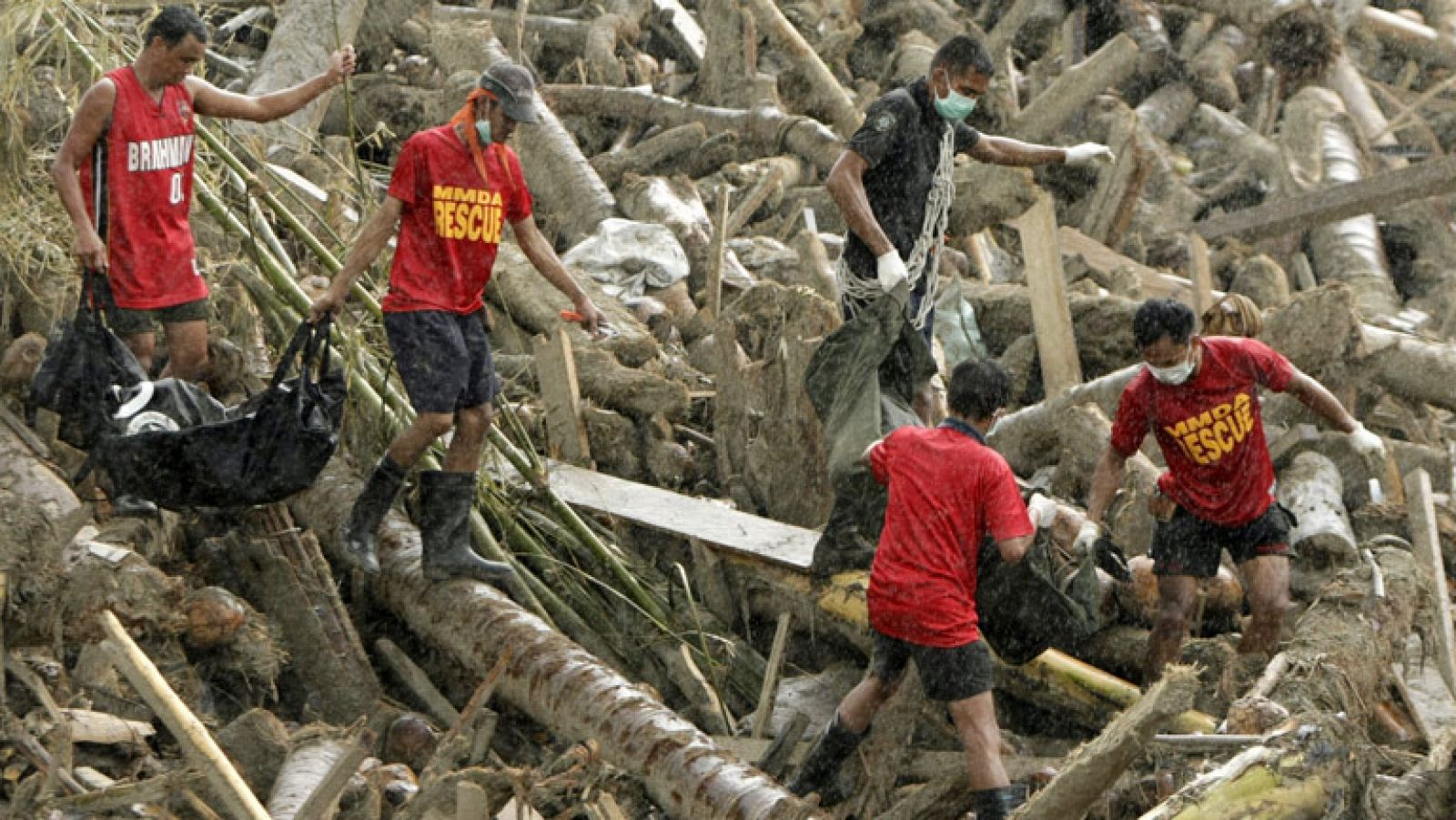 Se eleva a más de 400 el número de muertos por el tifón 'Bopha'
