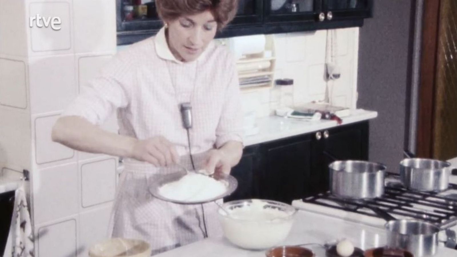 Montserrat Seguí ens ensenya fer una mona de Pasqua - Tot i més - Arxiu TVE Catalunya | Veure