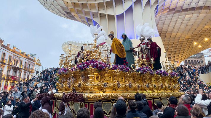 Pasión por la Semana Santa de Sevilla: un cofrade viaja cada año desde Brasil para ir a la procesión