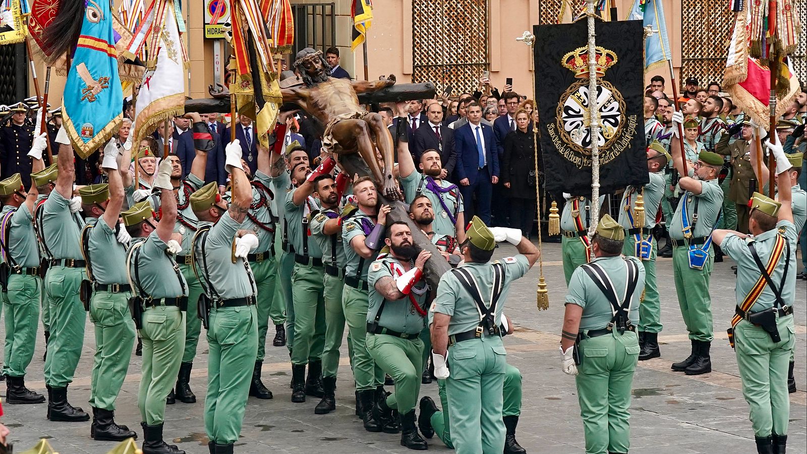 La Legión desfila en Málaga y traslada al Cristo de la Buena Muerte