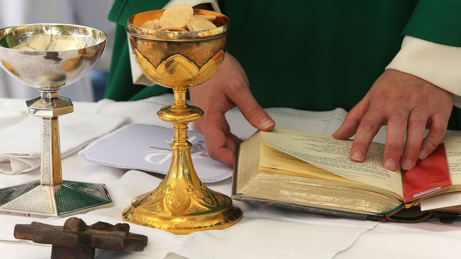 Un cura de Lleida retransmite la misa cada día en su canal de YouTube | Ver