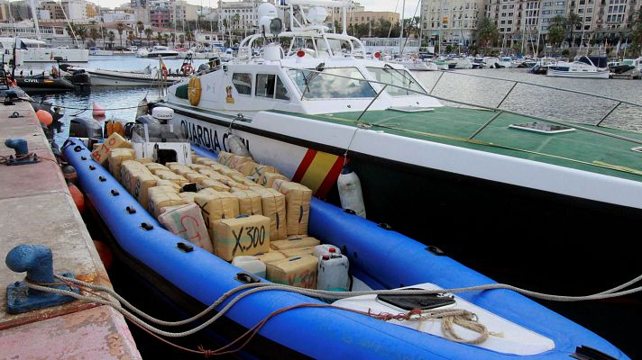 Telediario 2 - Varias narcolanchas embisten a una patrullera de la Guardia Civil en la costa de Manilva en Málaga