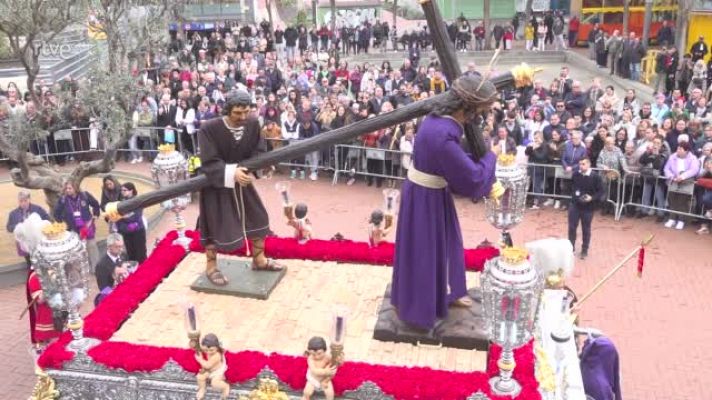 Milers de persones segueixen la processó de la Confraria 15+1 pels carrers de l’Hospitalet