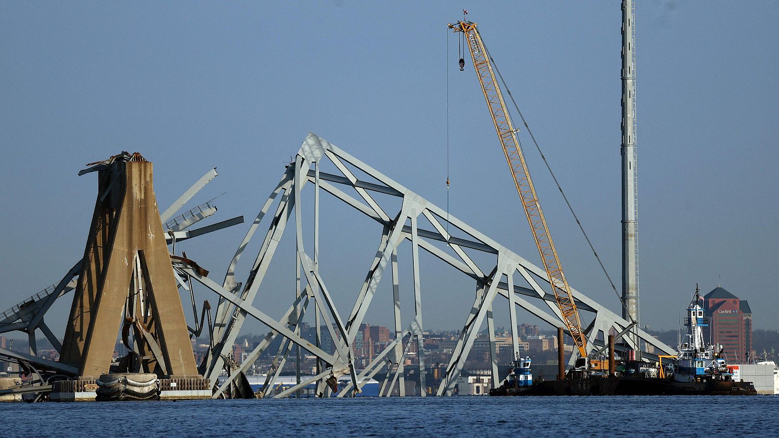 Comienzan a retirar toneladas de escombro del puente de Baltimore