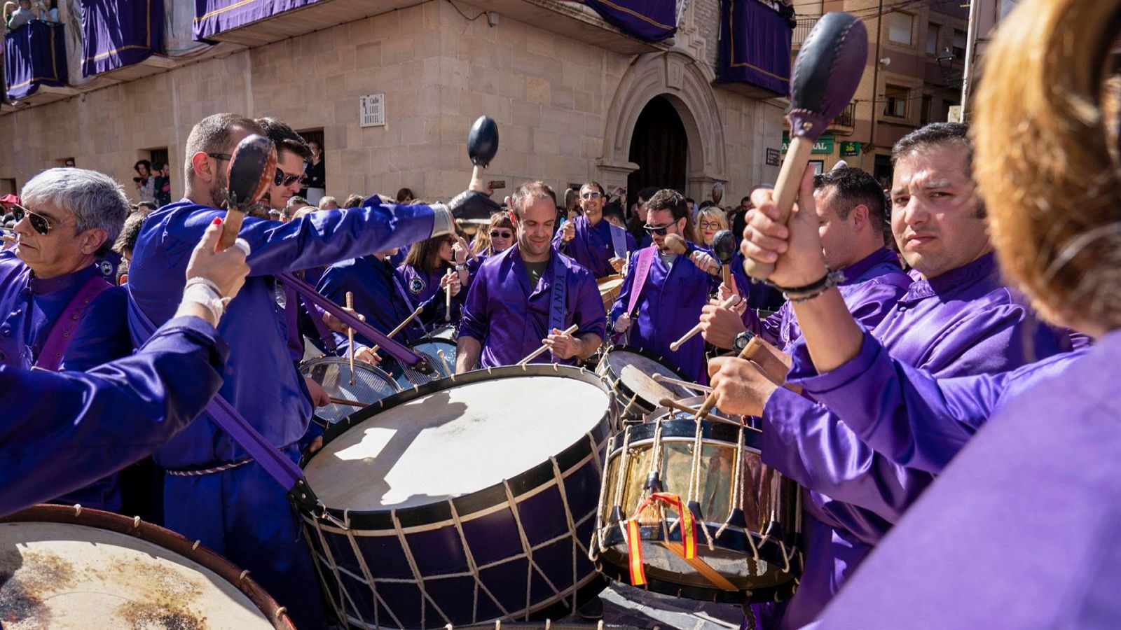 Viernes Santo en Teruel: La rompida en Calanda continúa hasta mañana