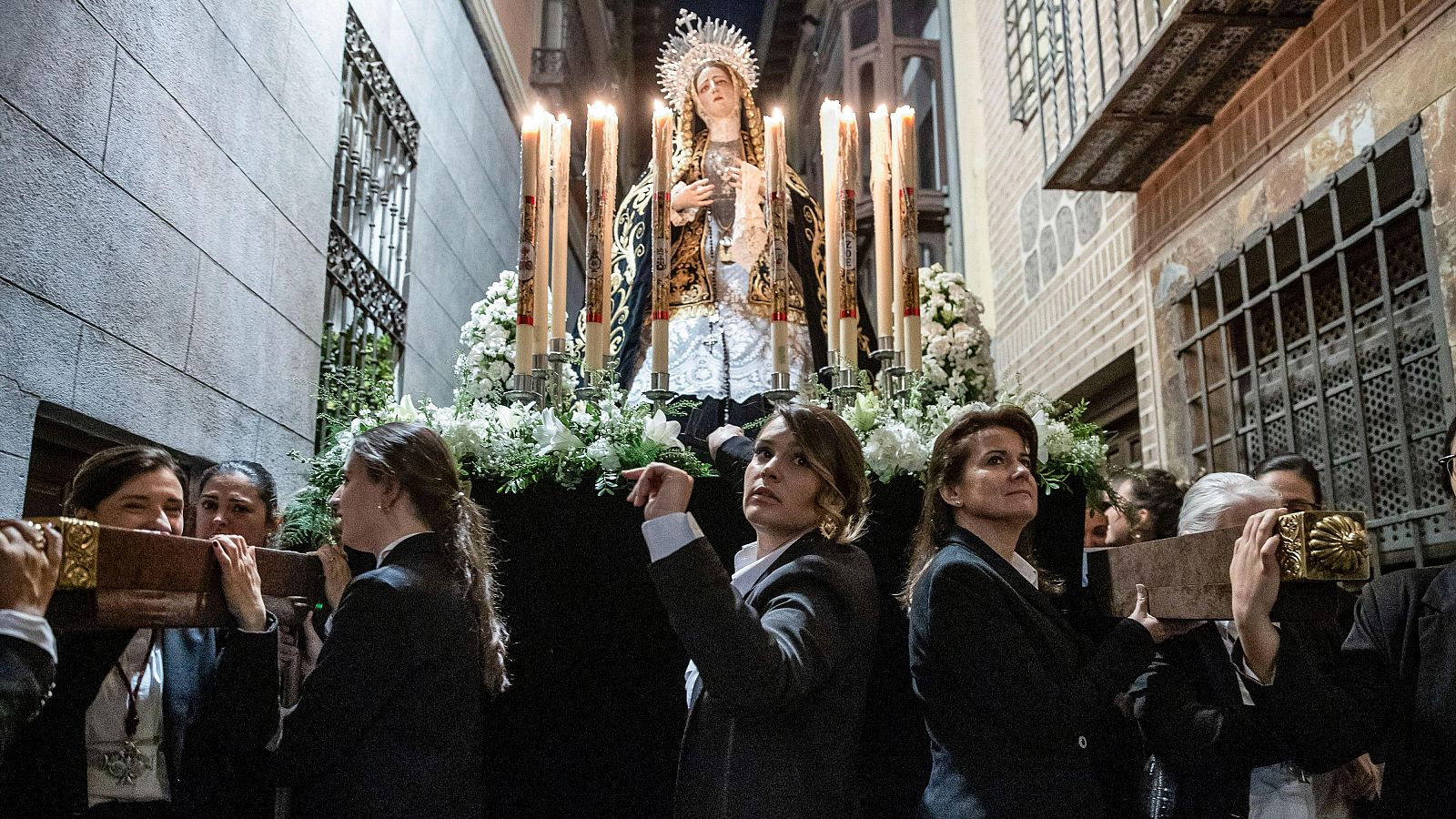 Procesiones del Sábado Santo: la lluvia da una tregua y salen algunos pasos