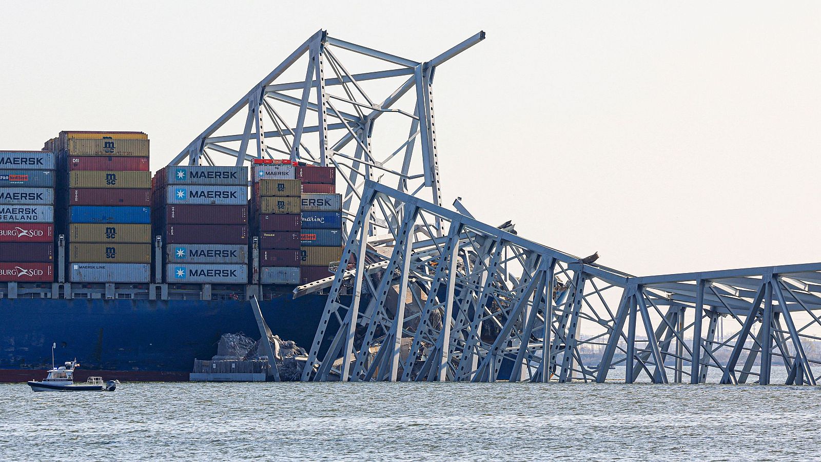 Toneladas de escombros bloquean el tráfico marítimo en Baltimore