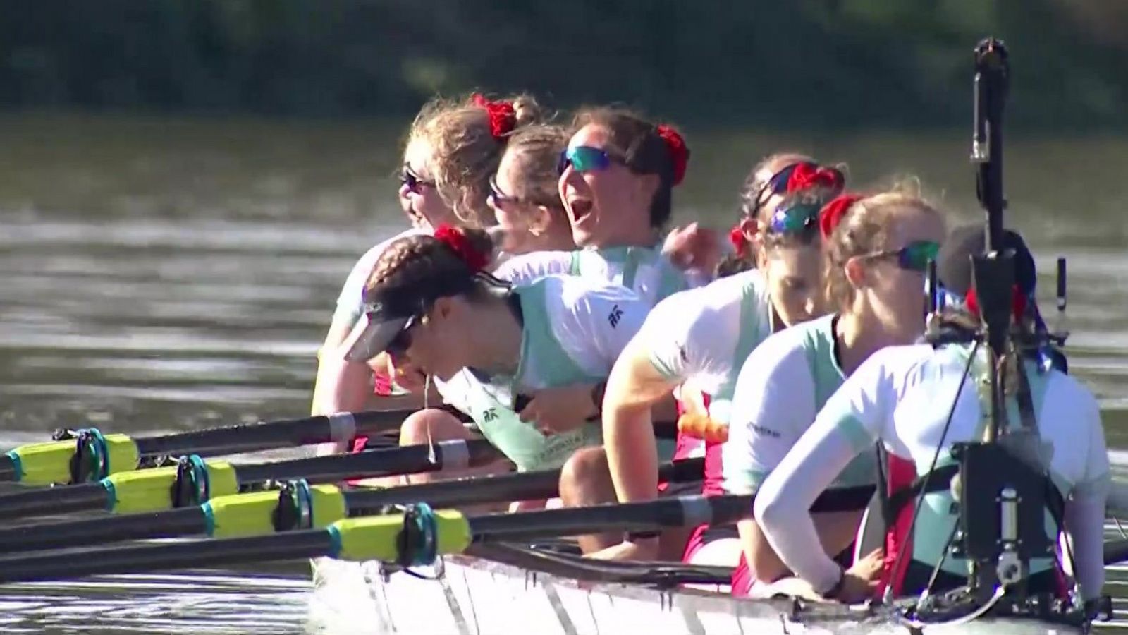 Cambridge gana con polémica a Oxford en la regata femenina