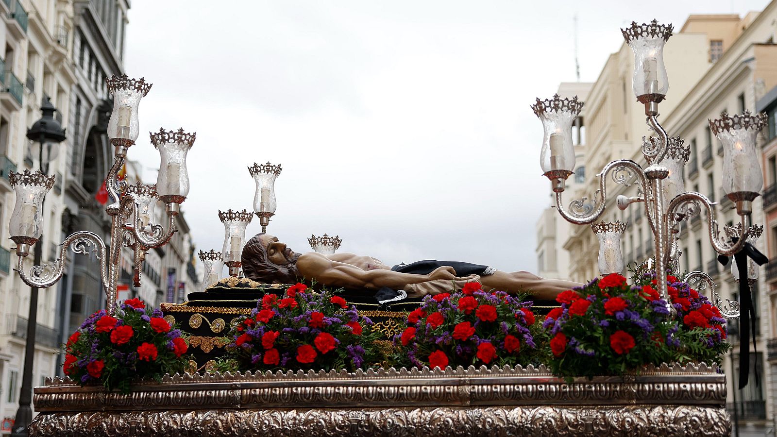 La lluvia cancela procesiones y da una tregua a algunos pasos este Sábado Santo