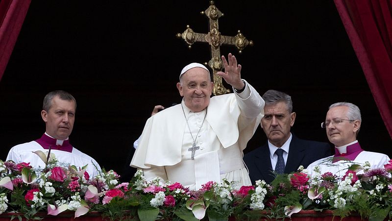 El papa pide en el tradicional mensaje 'Urbi et Orbi' que se detengan los "vientos de guerra"