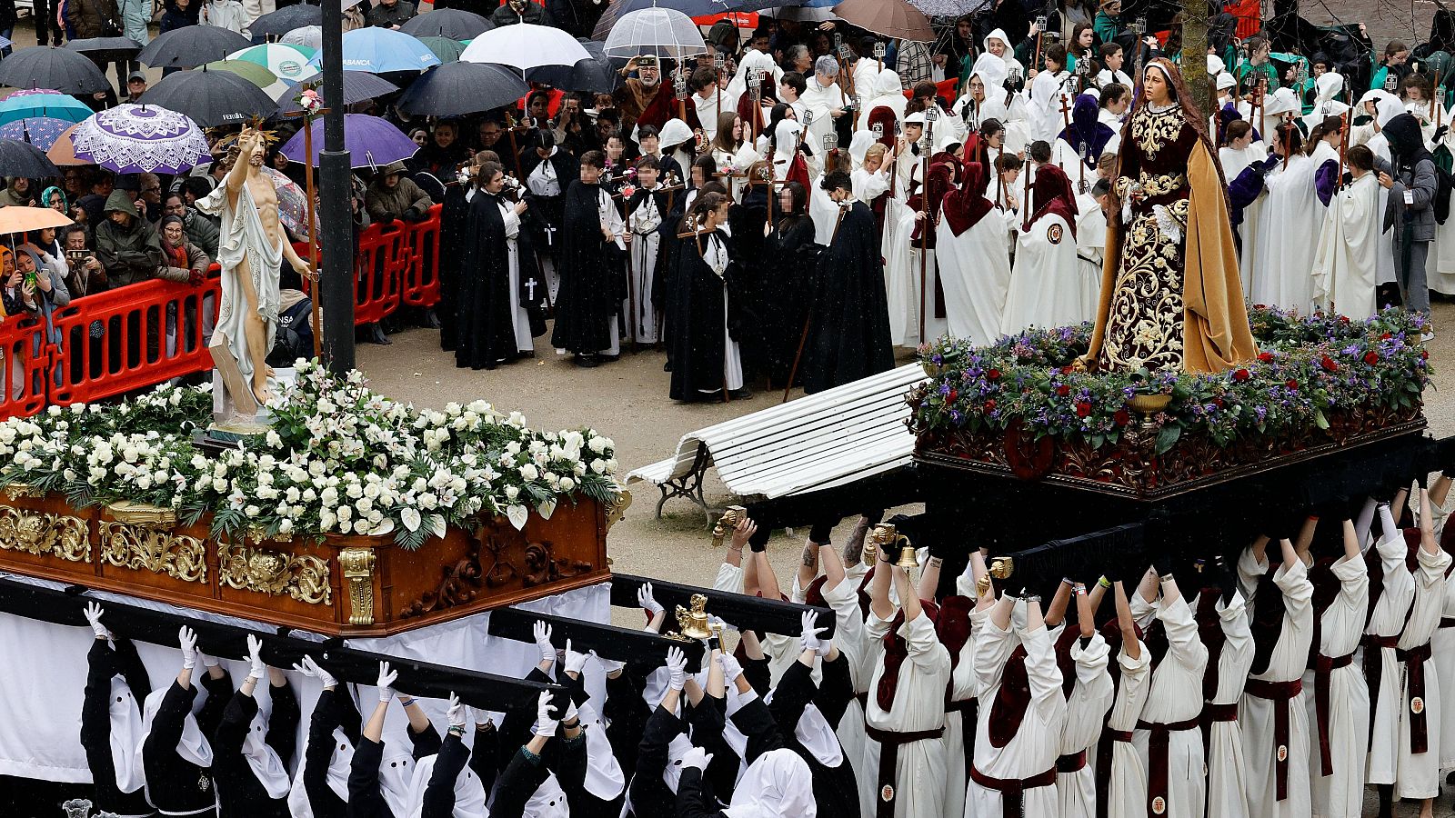 Las procesiones del Domingo de Resurrección ponen el broche a una Semana Santa marcada por la lluvia