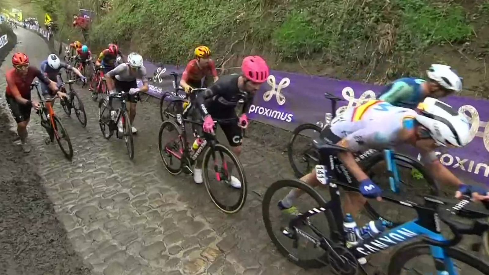 Tour de Flandes 2024: Koppenberg y los ciclistas echando pie a tierra