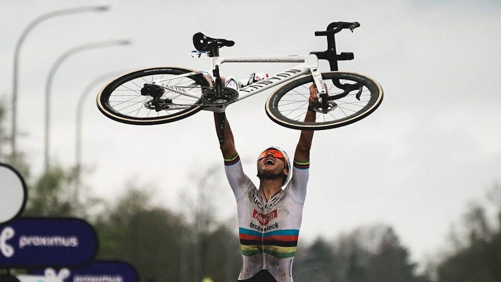 Mathieu van der Poel sobrevive al Koppenberg para ganar su tercer Tour de Flandes