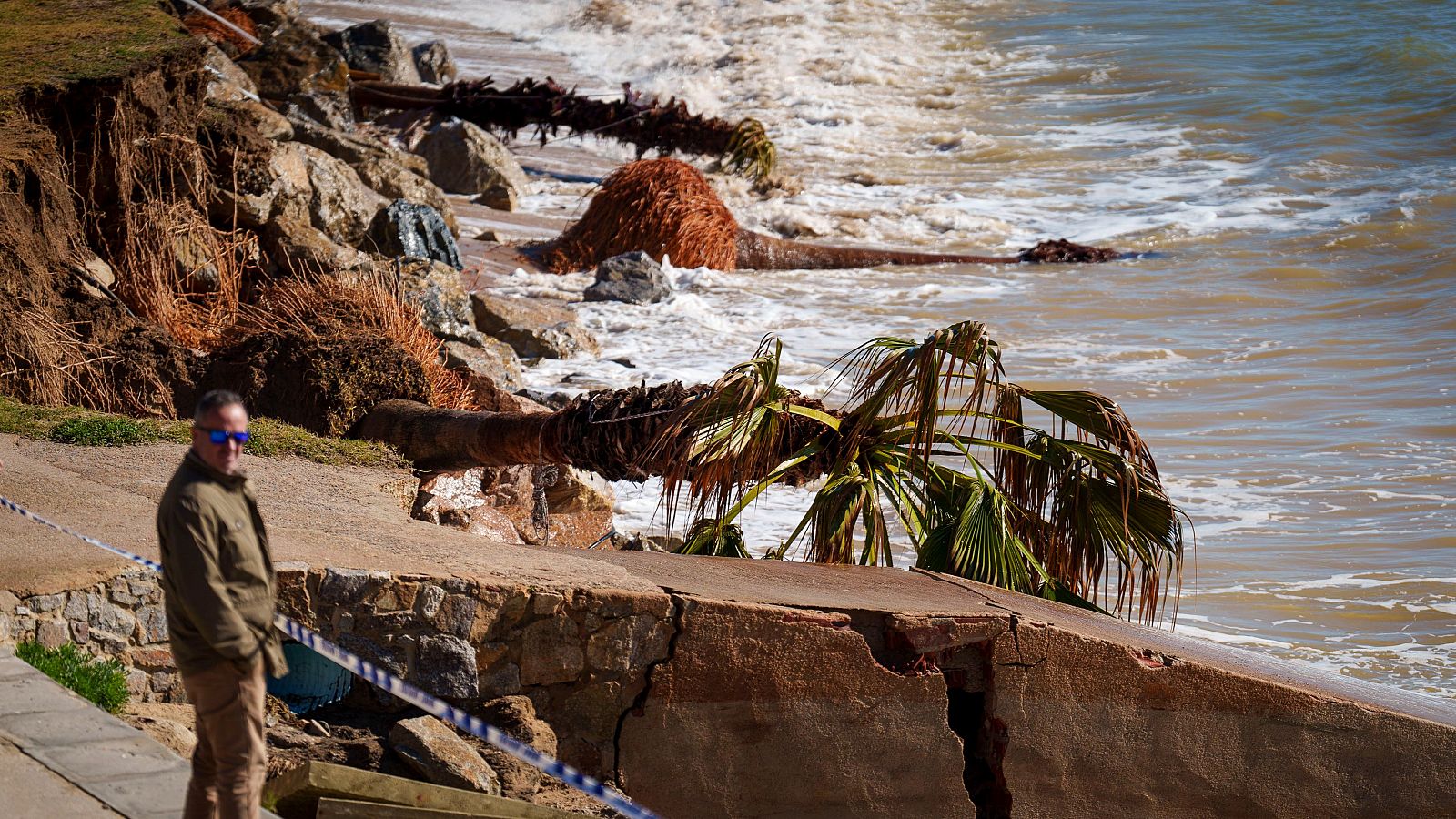 La borrasca Nelson deja playas sin arena y ríos desbordados por toda España