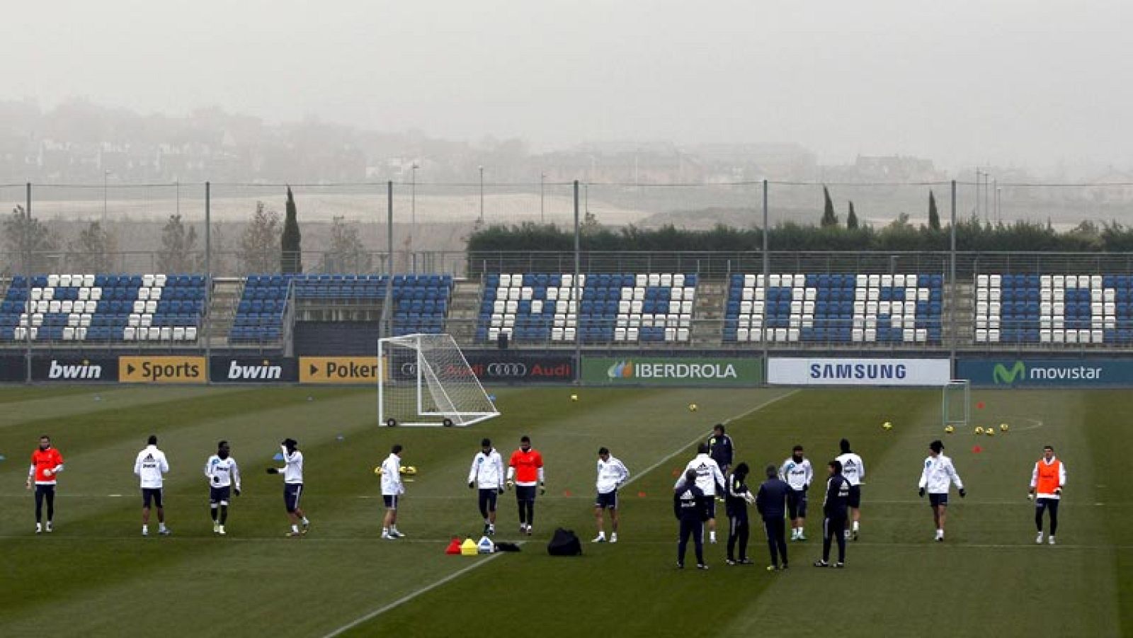 Al Real Madrid le toca jugarsela contra un Valladolid con mucha moral después de ganar al Sevilla. No está convocado Coentrao, baja por su lesión muscular. En rueda de prensa, Karanka ha despejado los rumores sobre  la marcha del técnico Mourinho el