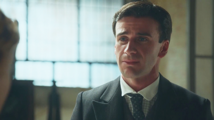 La promesa - La Promesa: Abel confiesa la historia de su doble vida