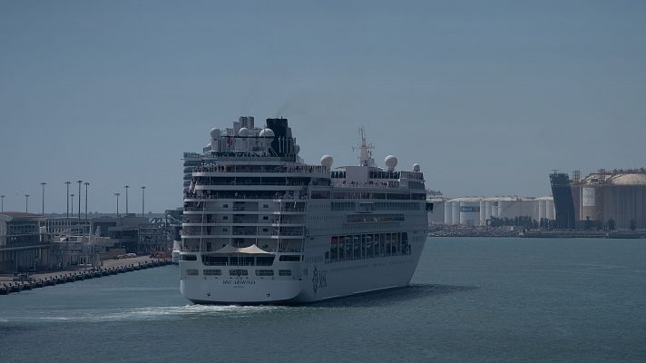 Telediario 1 - El crucero con 1.500 personas que llevaba dos días retenido en Barcelona puede zarpar por fin