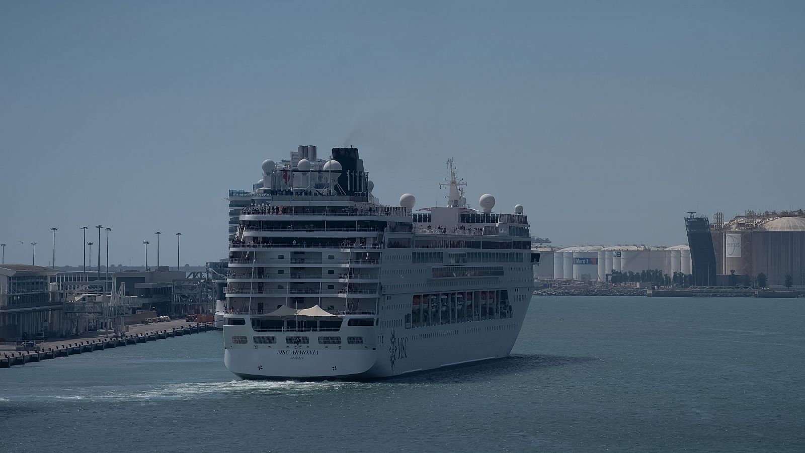 El crucero con 1.500 personas que llevaba dos días retenido en Barcelona puede zarpar por fin | Ver