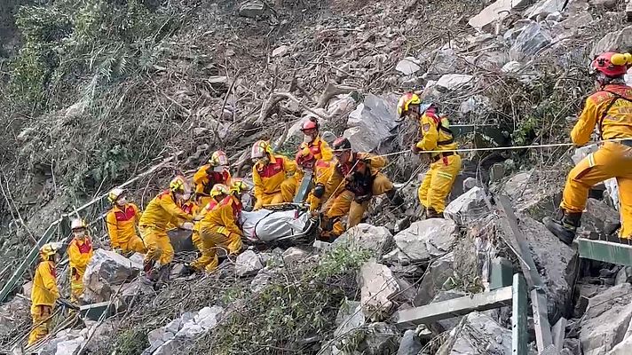 Telediario 1 - Encuentran con vida a los 50 trabajadores desaparecidos tras el terremoto de Taiwán