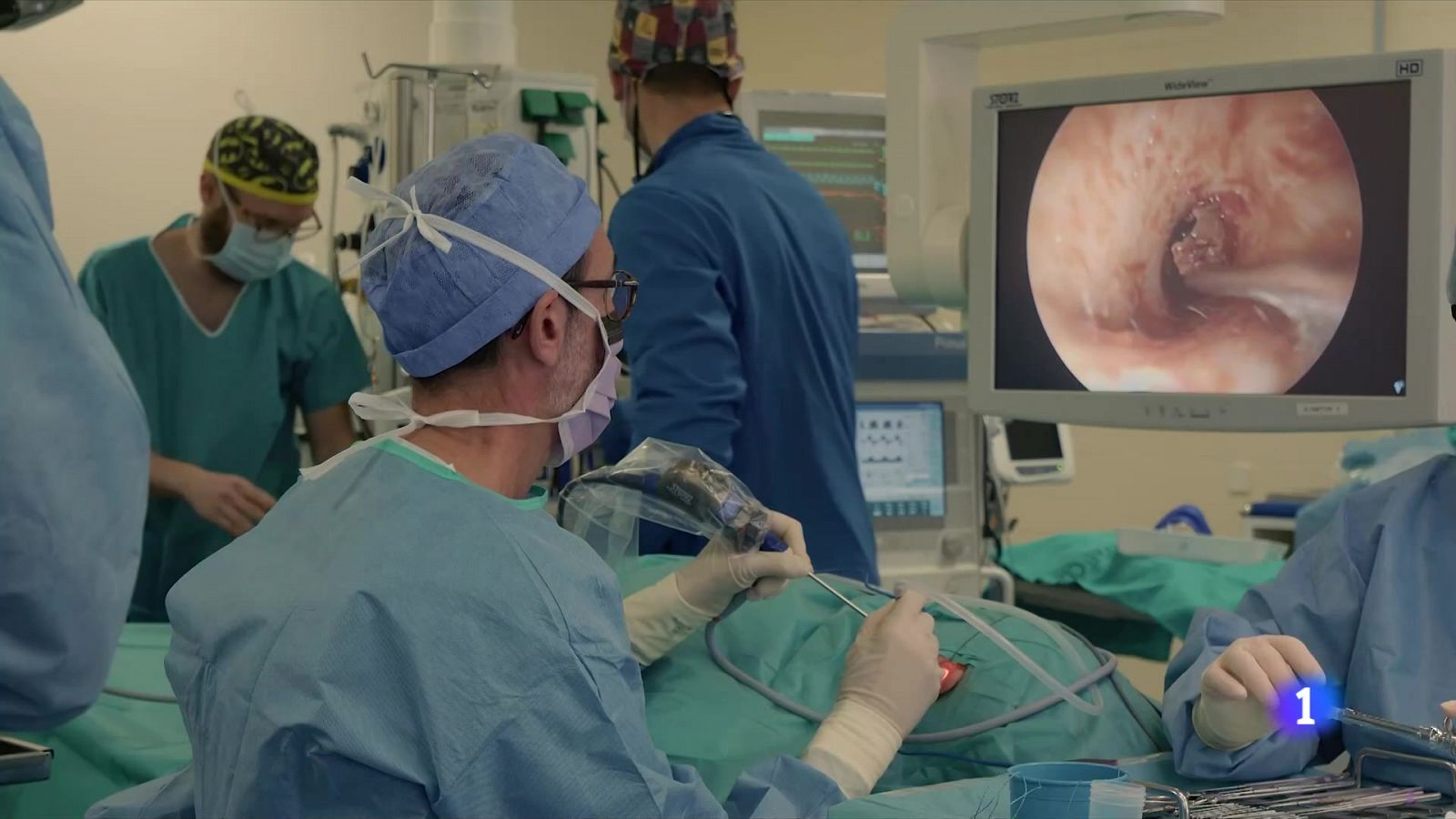 El Clínic, pioner a extirpar un tumor benigne d'oïde a través de ...
