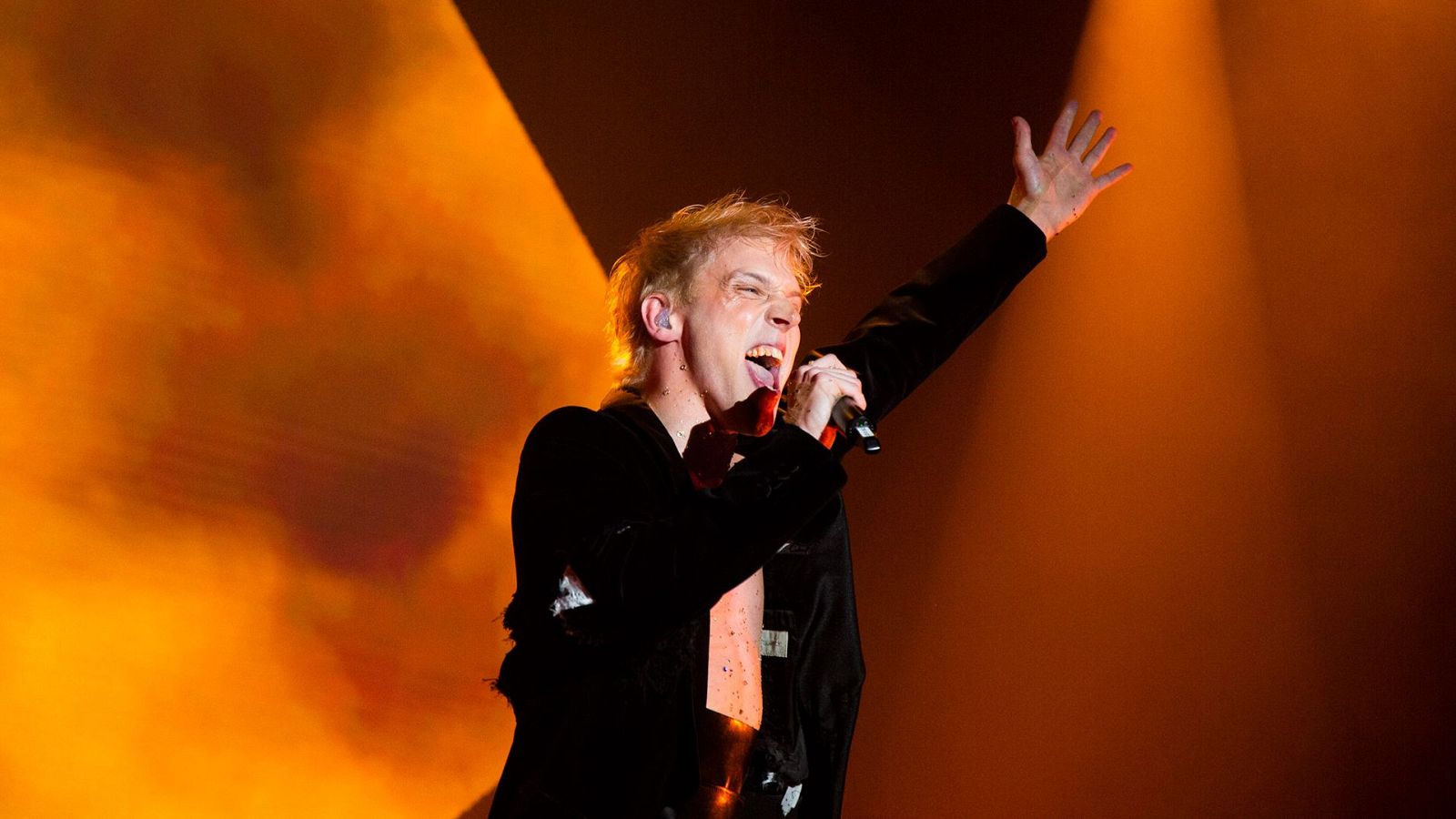 BCN Eurovision Party 2024: Mustii canta "Before the Party's Over" | Ver