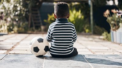 Multas de 50 euros por jugar a la pelota en un municipio de Zaragoza