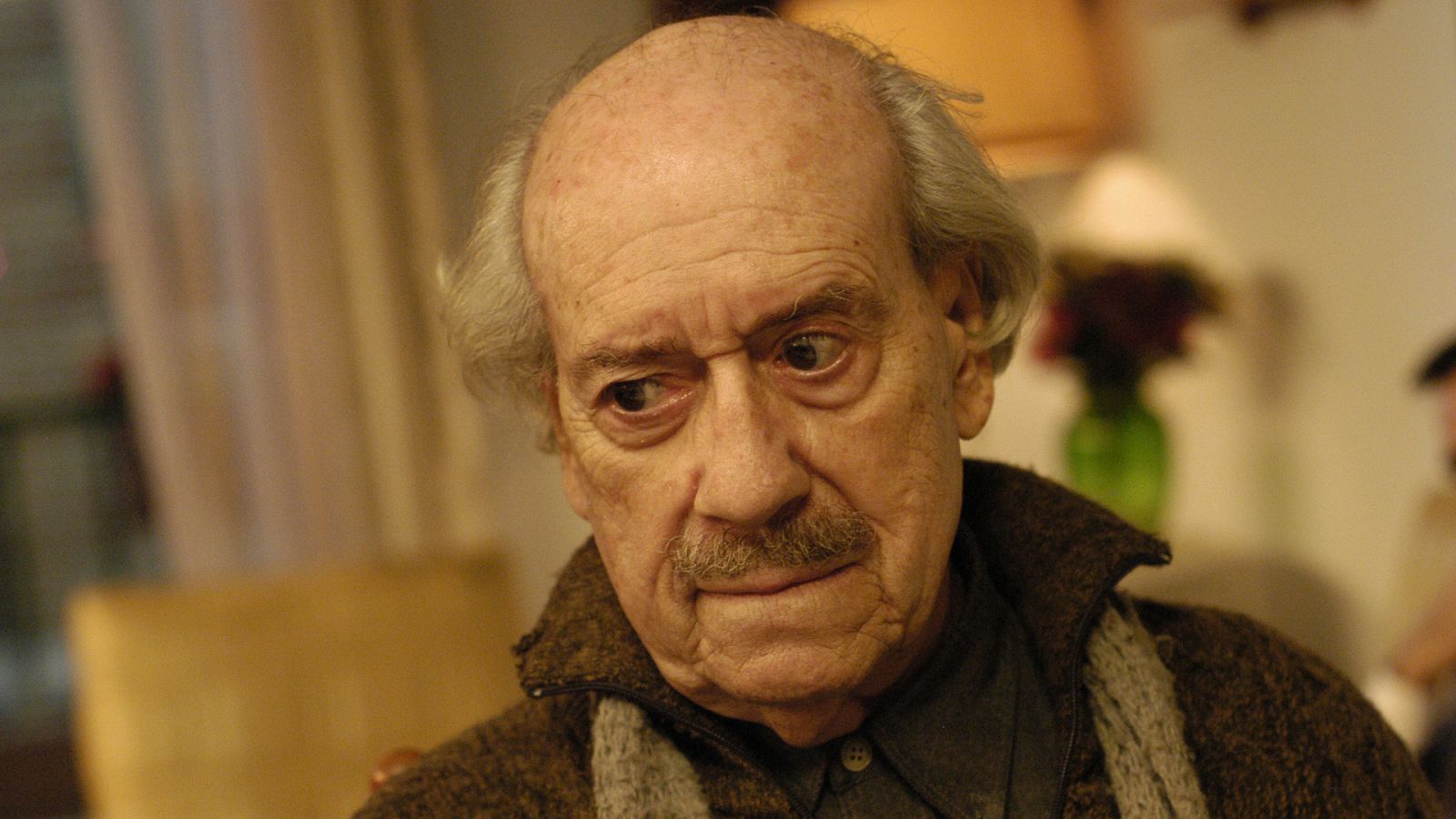 Cuéntame cómo pasó - T2 - Episodio 13: Mutilado y caballero - Ver ahora