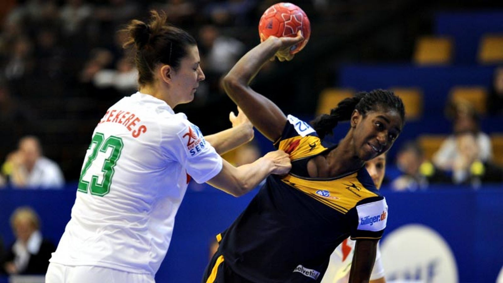 La selección española de balonmano femenino ha caído (32-31) ante  Hungría en el tercer partido de la fase inicial del Europeo que se  está disputando en Serbia, dentro del grupo C, con lo que las chicas  de Jorge Dueñas acceden a la 'Main Round' con